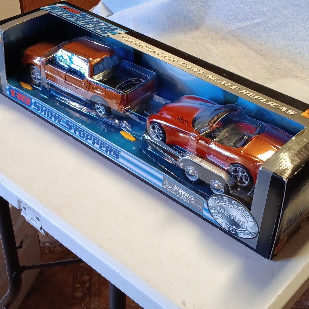 NIB 1:18 scale 2000 Maisto Ford Explorer Sport Trac and Dodge Concept V